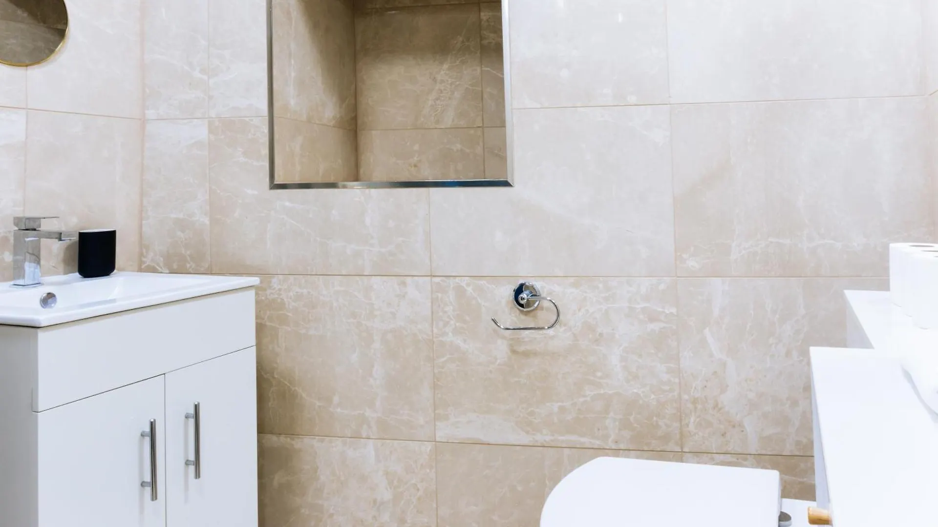 Homely 3 Bedroom In The Heart Of Central Edimburgo Apartamento